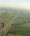 118958 Luchtfoto van het verkeersplein Oudenrijn te Utrecht, uit het westen, met van links naar rechts de A2 en ...